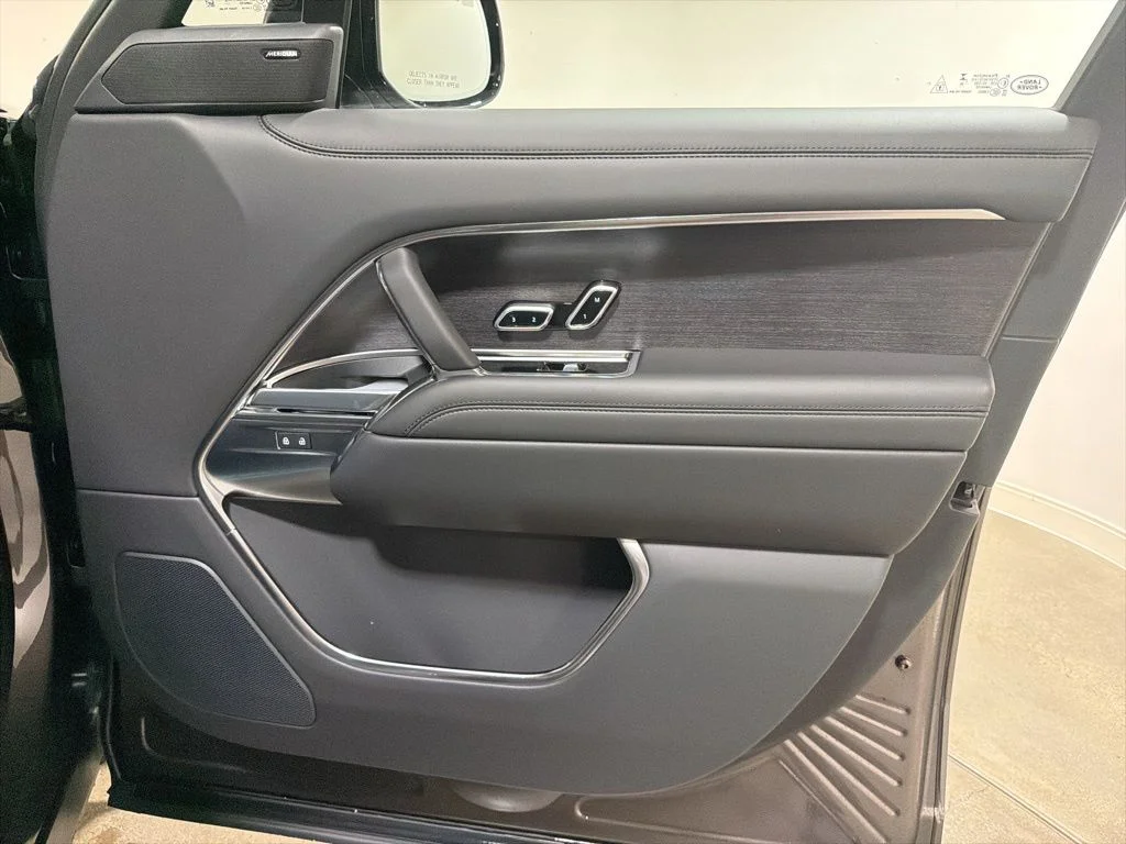 New 2026 Charente Grey Land Rover P400 SE LWB 7 SEAT image 23