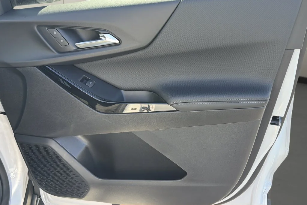 New 2027 Summit White Chevrolet LT image 17