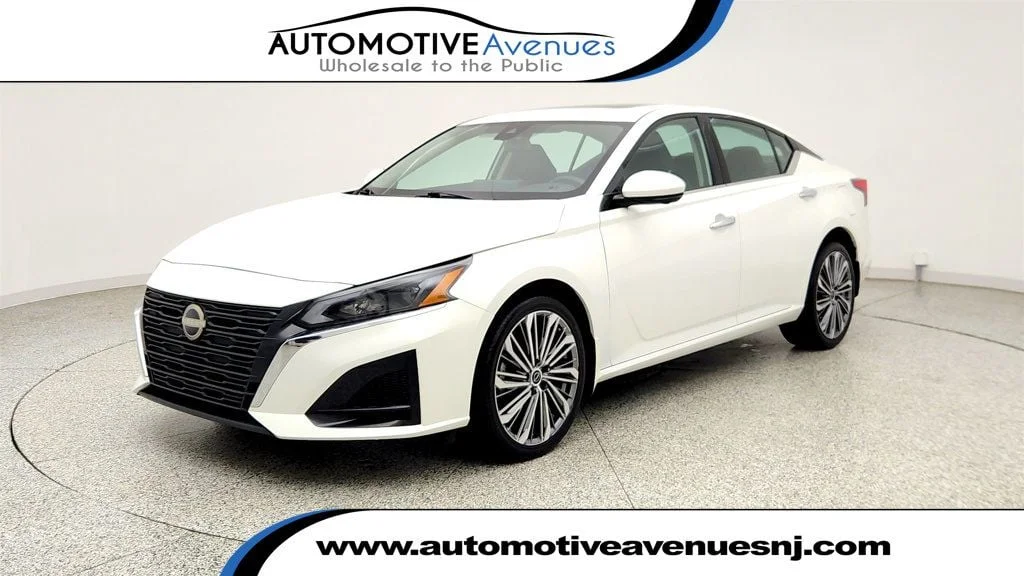 Used 2023 Pearl White Tricoat Nissan 2.5 SL AWD Sedan image 1