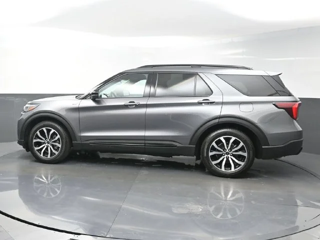 Used 2025 Gray Ford ST-Line image 4