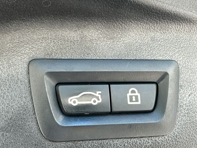 Used 2021 White BMW xDrive40i image 19