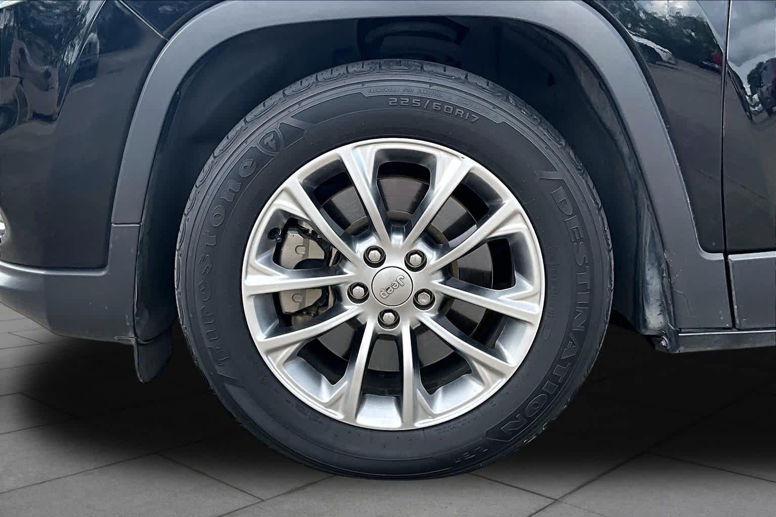 Used 2019 Diamond Black Crystal Pearlcoat Jeep Latitude Plus image 11