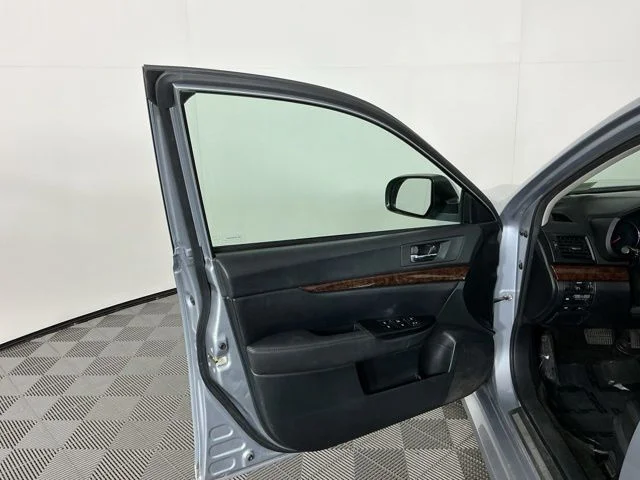 Used 2014 Silver Subaru 2.5i image 12