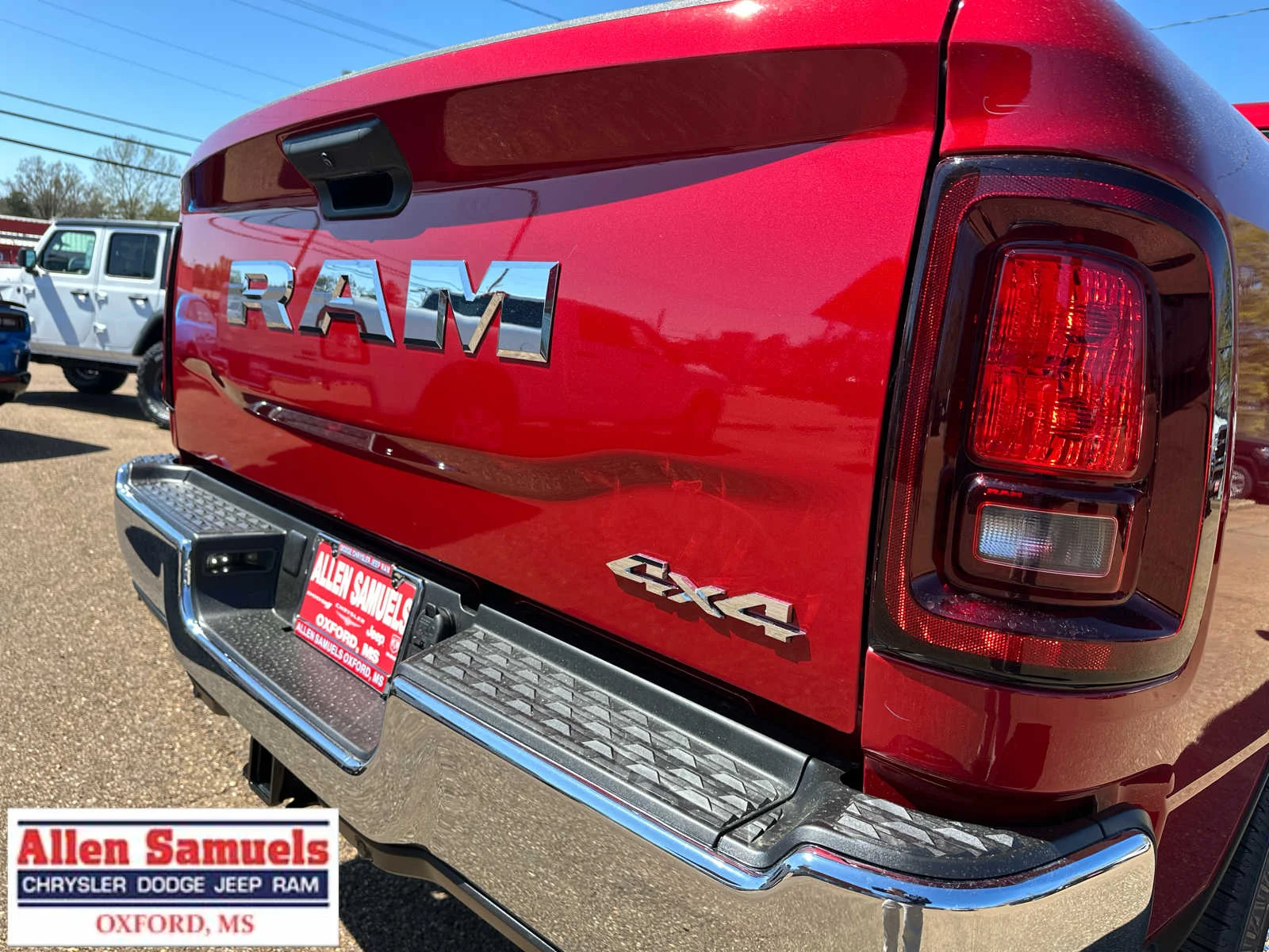 New 2026 Molten Red Pearl-Coat Exterior Paint RAM Tradesman image 51