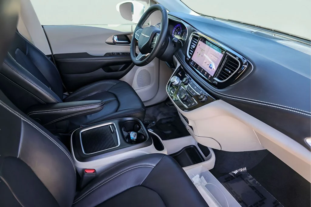 Used 2022 White Chrysler Touring L image 31