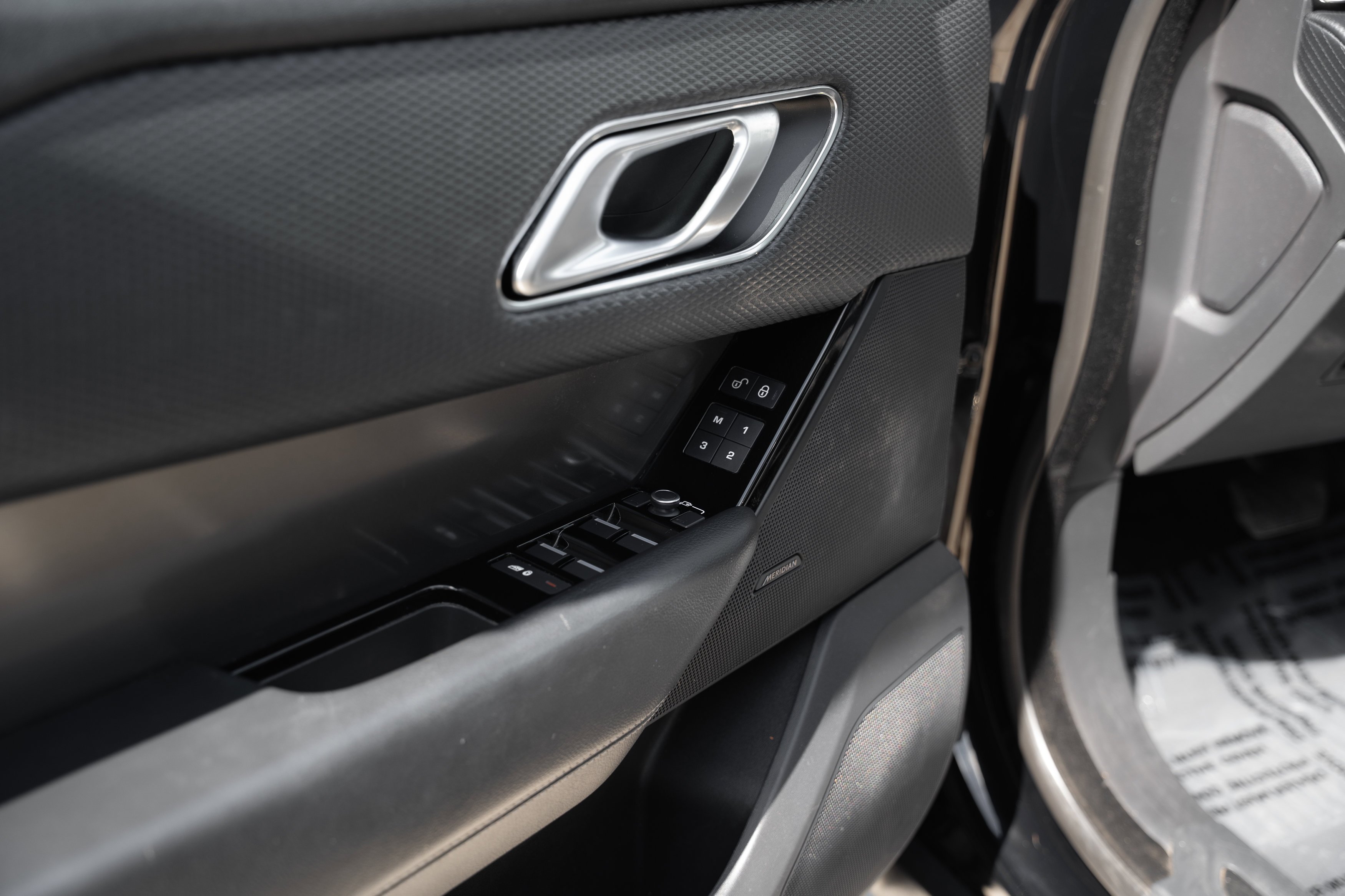 Used 2020 Santorini Black Metallic Land Rover S image 20