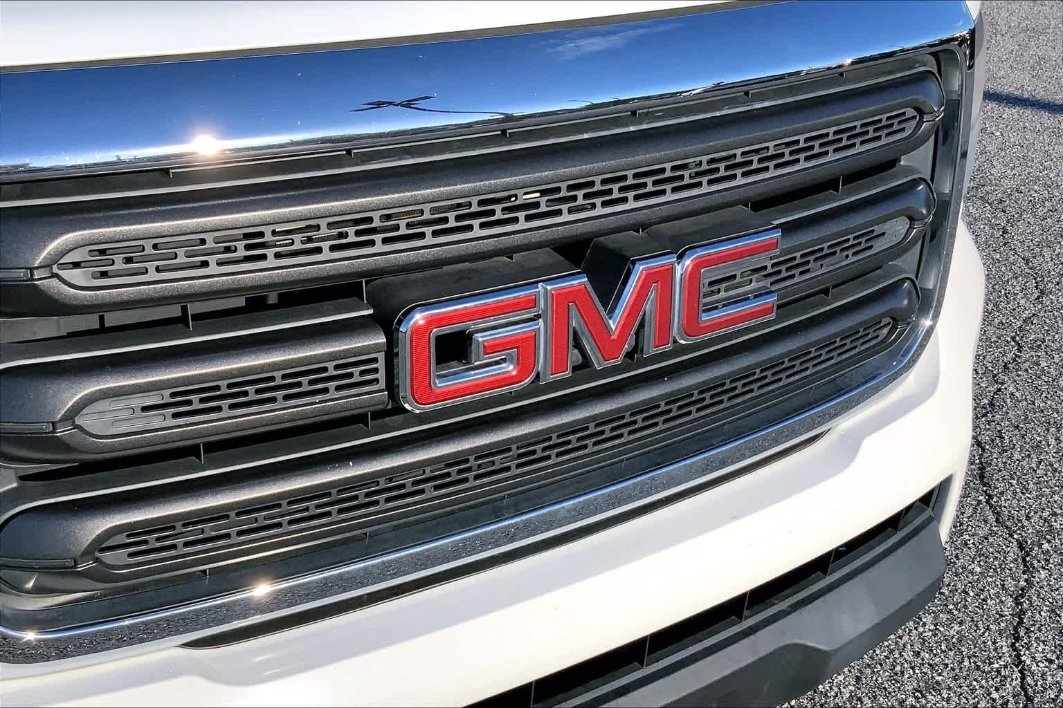 Used 2018 Summit White GMC 2WD image 32