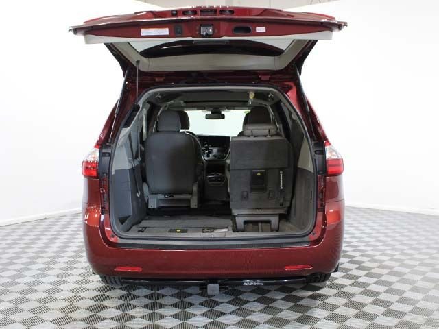 Used 2020 Salsa Red Pearl Toyota XLE 7-Passenger image 18