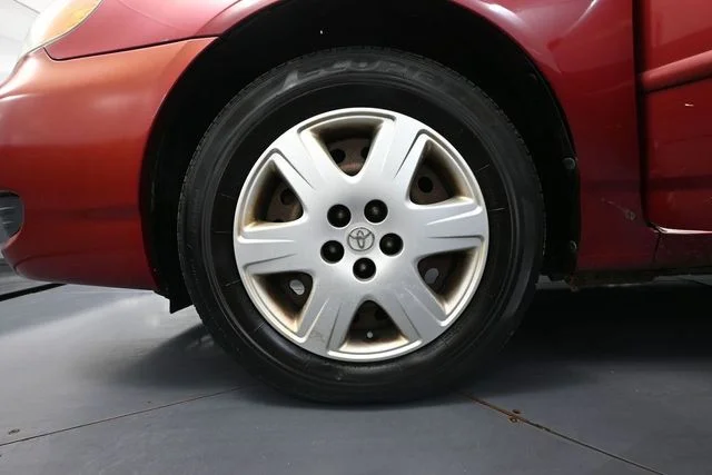 Used 2005 Red Toyota LE image 15
