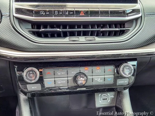 New 2026 Fathom Blue Pearl-Coat Exterior Paint Jeep Latitude image 18