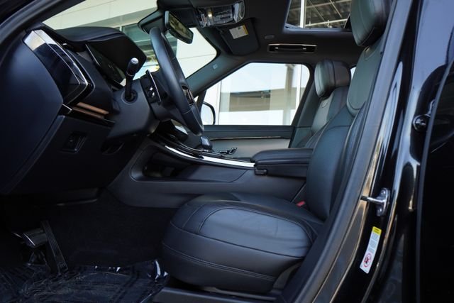 Used 2024  Land Rover Dynamic SE image 23