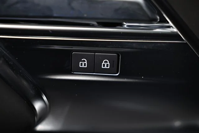 New 2026 Santorini Black Land Rover SE image 18