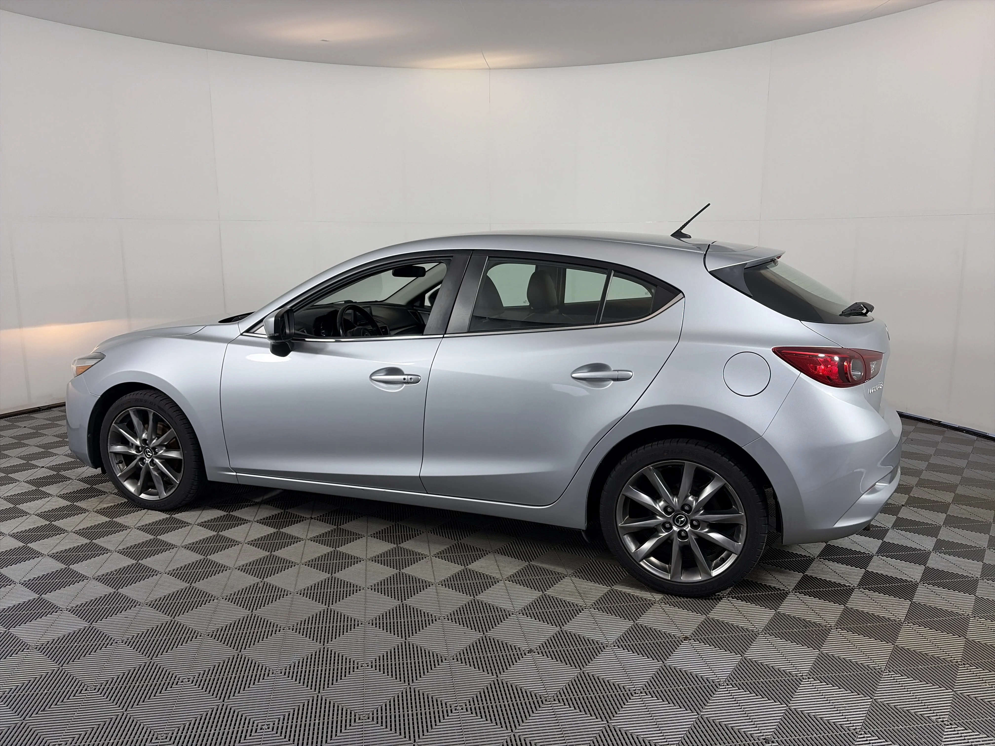 Used 2018 Sonic Silver Metallic Mazda Touring image 9