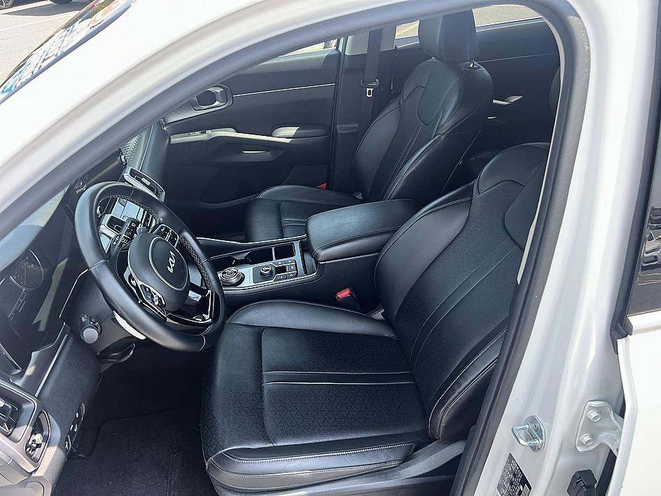 Used 2022 Snow White Pearl Kia EX image 13