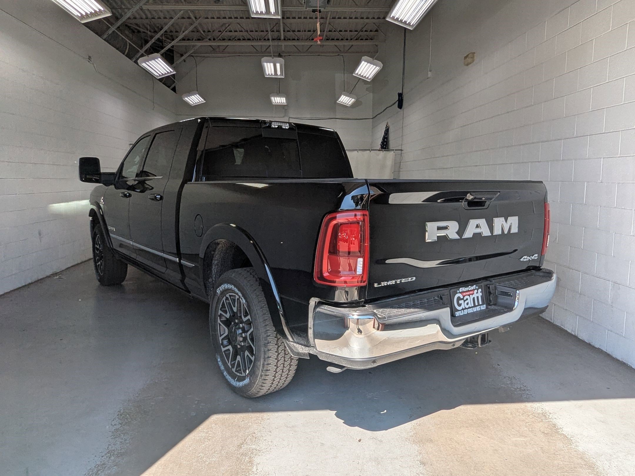 New 2025 Diamond Black Crystal Pearl-Coat Exterior Paint RAM Limited image 7