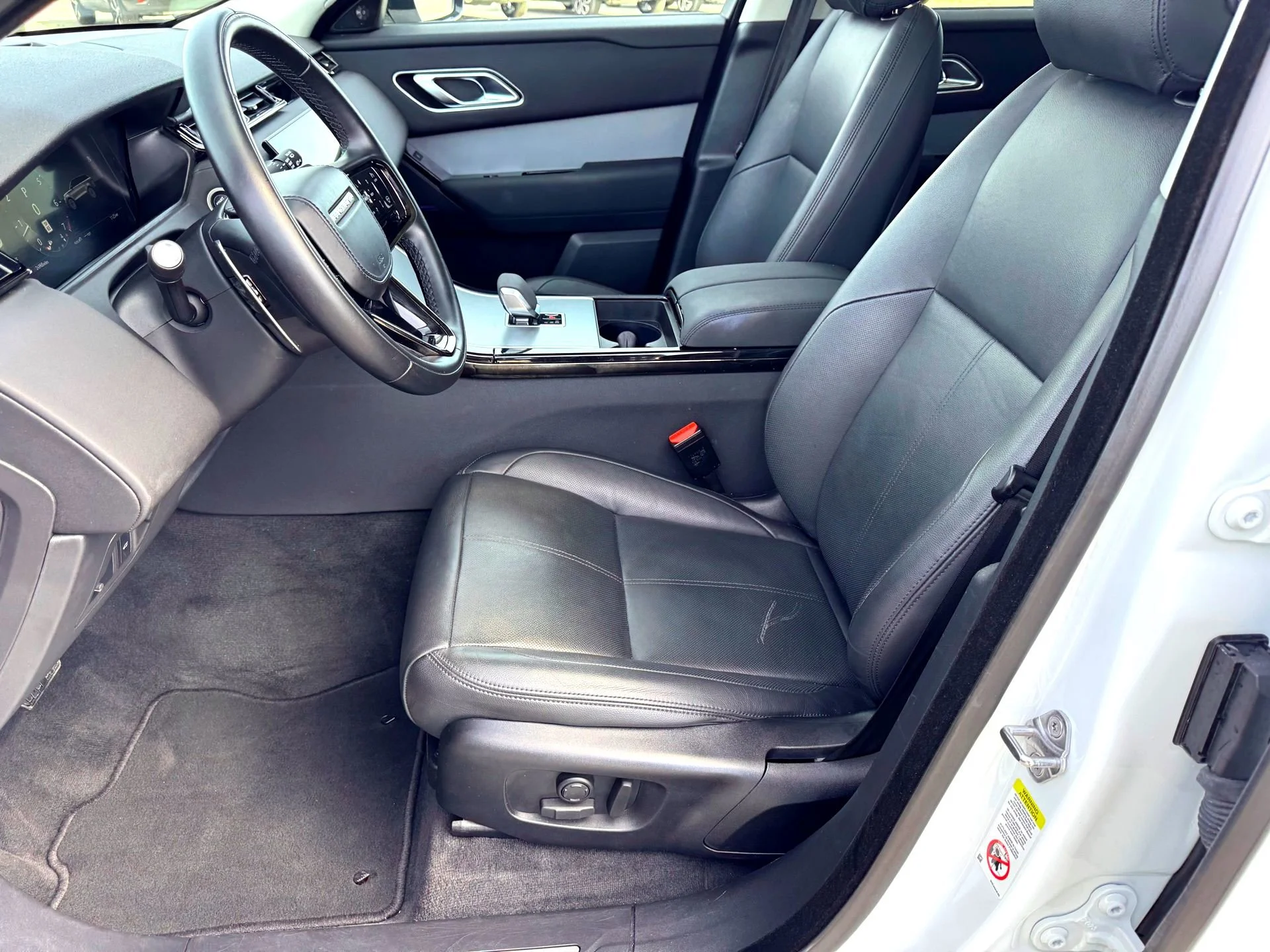 Used 2024  Land Rover S image 12