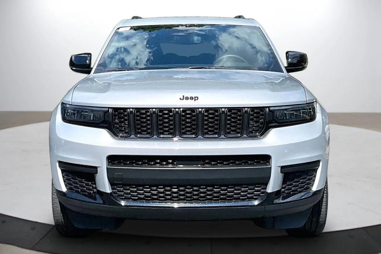Used 2023 Silver Jeep Altitude image 3