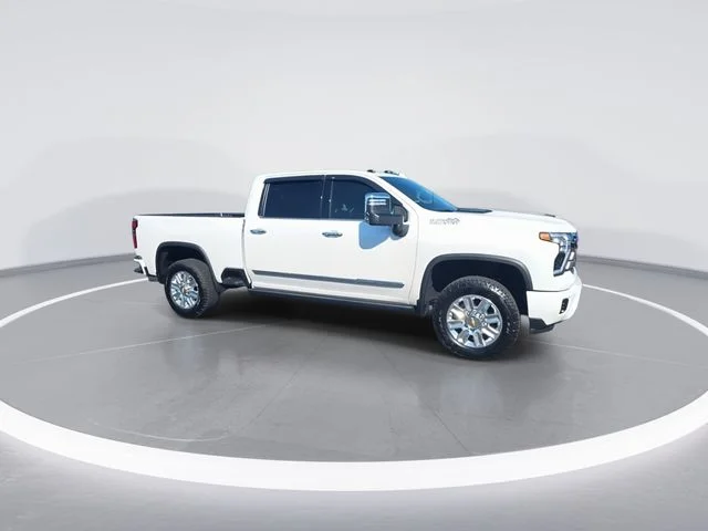 Used 2025 Beige Chevrolet High Country image 2