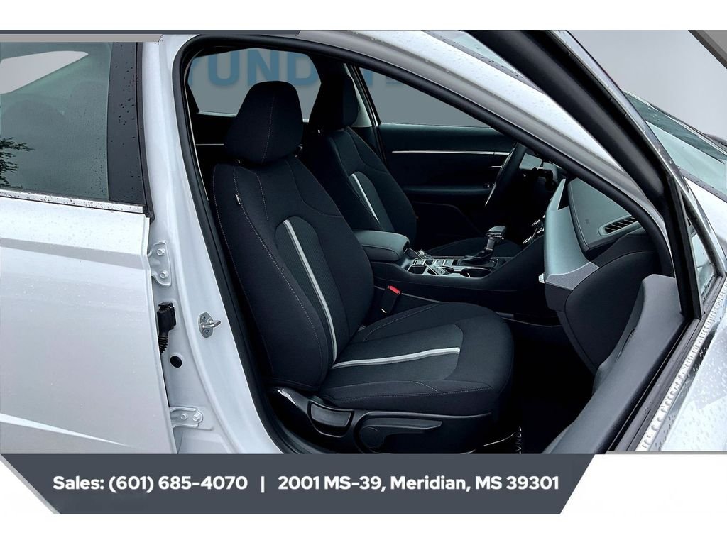 Used 2025 Serenity White Hyundai SE image 9