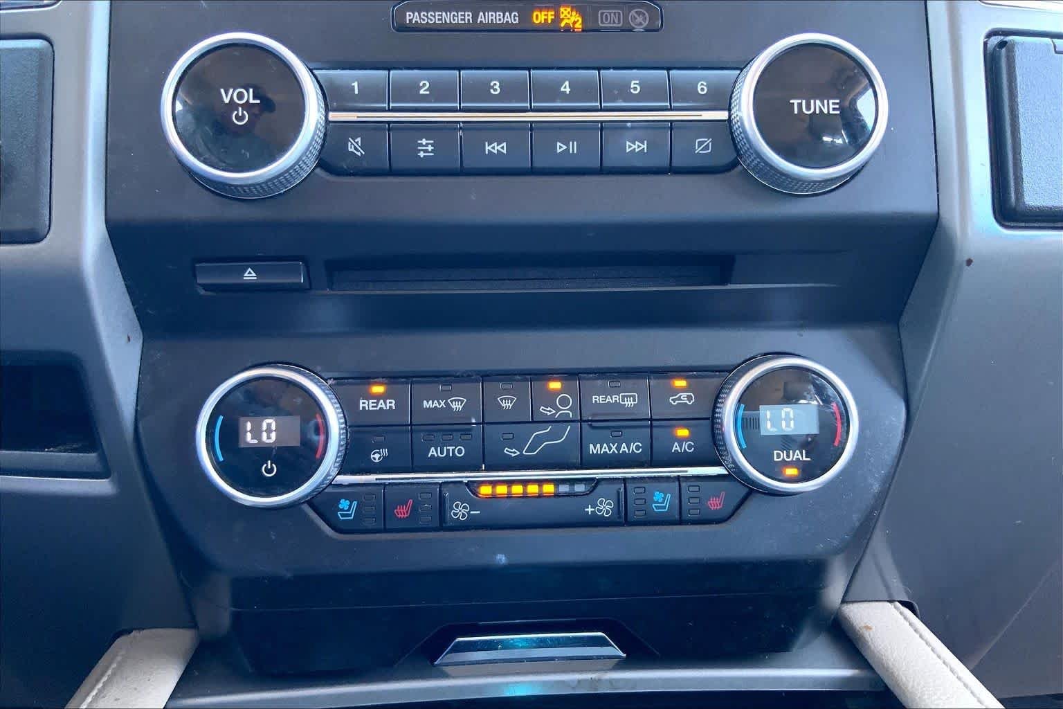 Used 2018 White Platinum Metallic Tri-Coat Ford XLT image 32