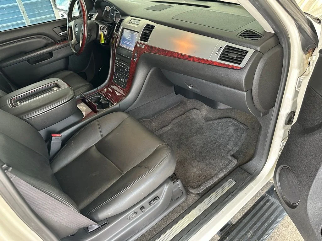 Used 2013 White Cadillac Premium image 31