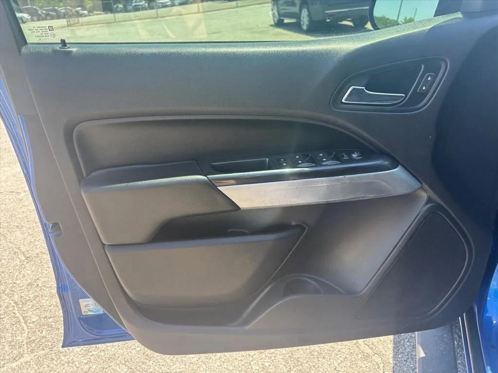 Used 2018 KINETIC BLUE METALLIC Chevrolet 4WD LT image 9