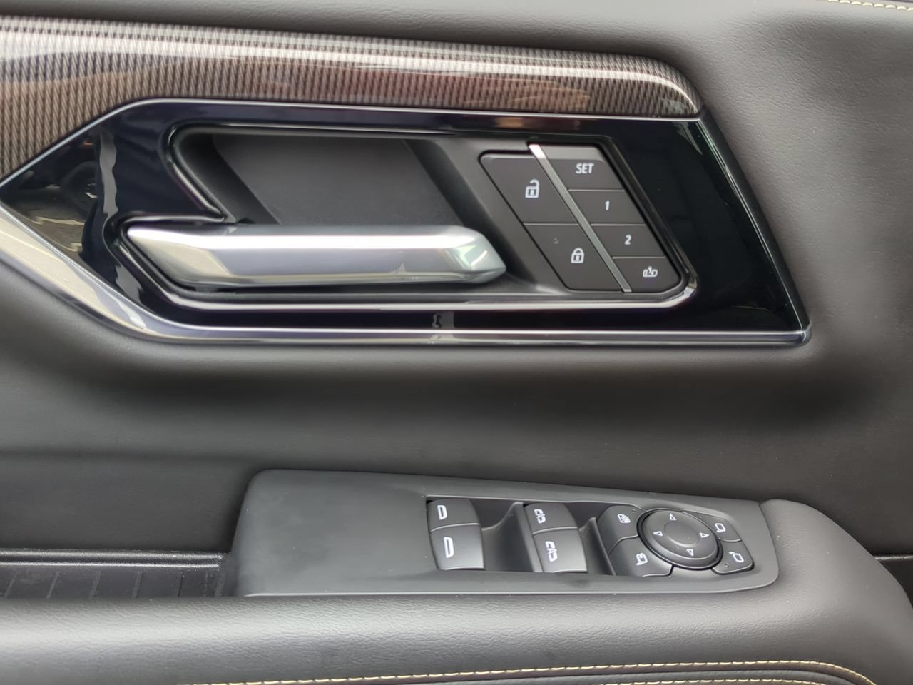 Used 2025 Summit White GMC Elevation image 24