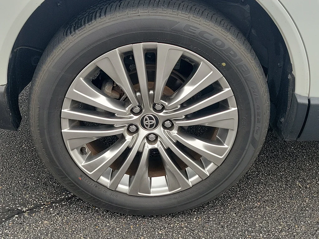 2023 Toyota Venza Limited, photo 5 of 12