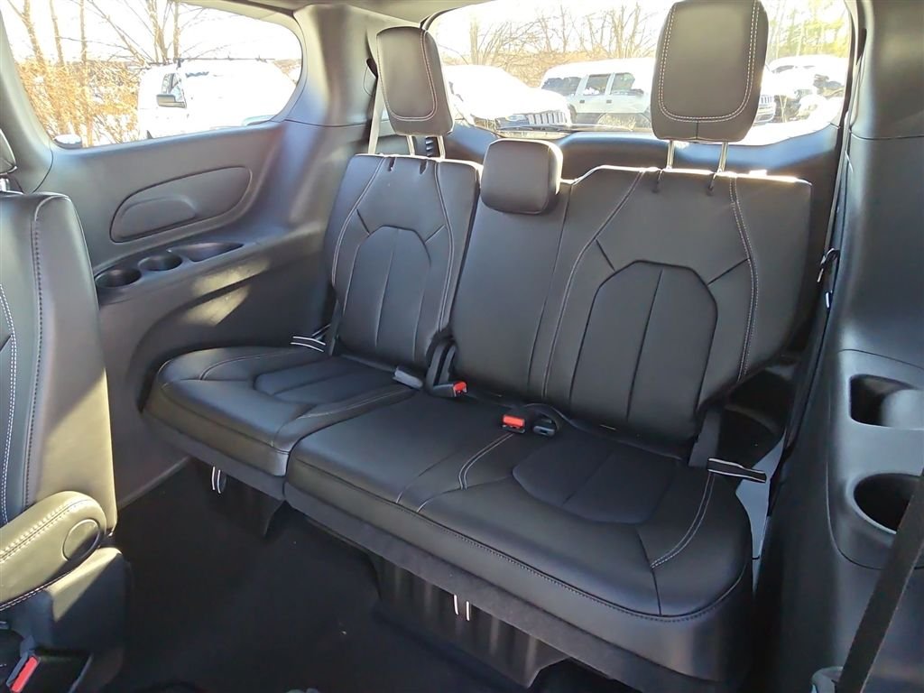 New 2026 Diamond Black Crystal Pearl-Coat Exterior Paint Chrysler Select image 17