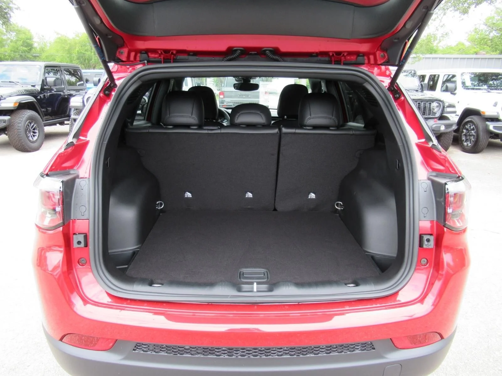 New 2026 Red Hot Pearl-Coat Exterior Paint Jeep Latitude Altitude image 33