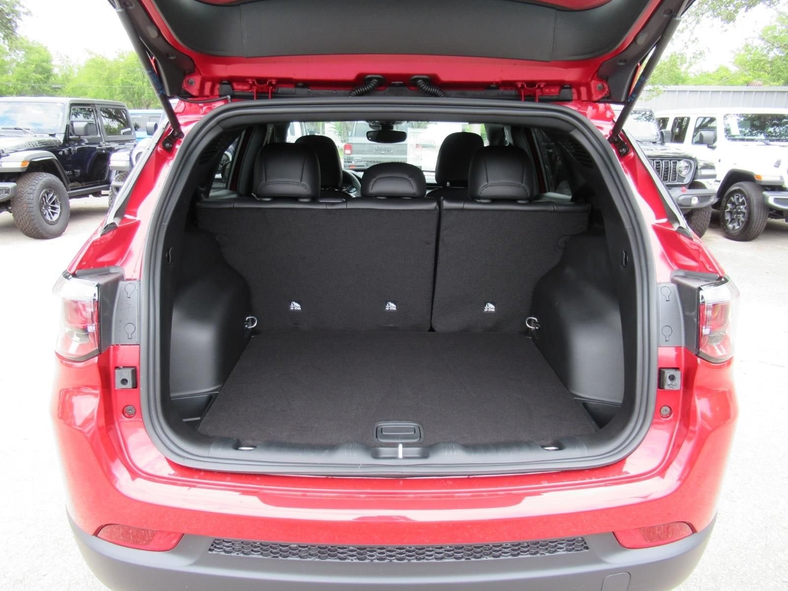 New 2026 Red Hot Pearl-Coat Exterior Paint Jeep Latitude image 33