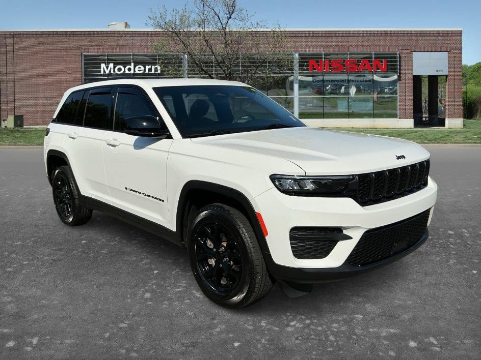 Used 2025 Bright White Clearcoat Jeep Altitude X image 5