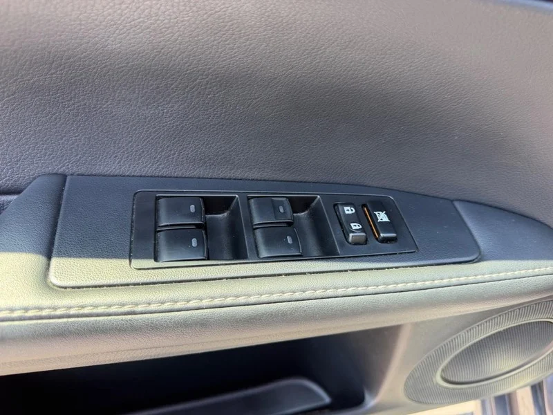 Used 2013 Nebula Gray Pearl Lexus 4dr Sdn image 19