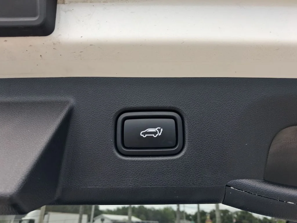 Used 2025 White Hyundai SEL image 11