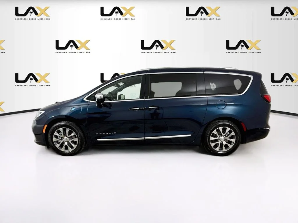 Used 2022 Blue Chrysler Pinnacle image 4