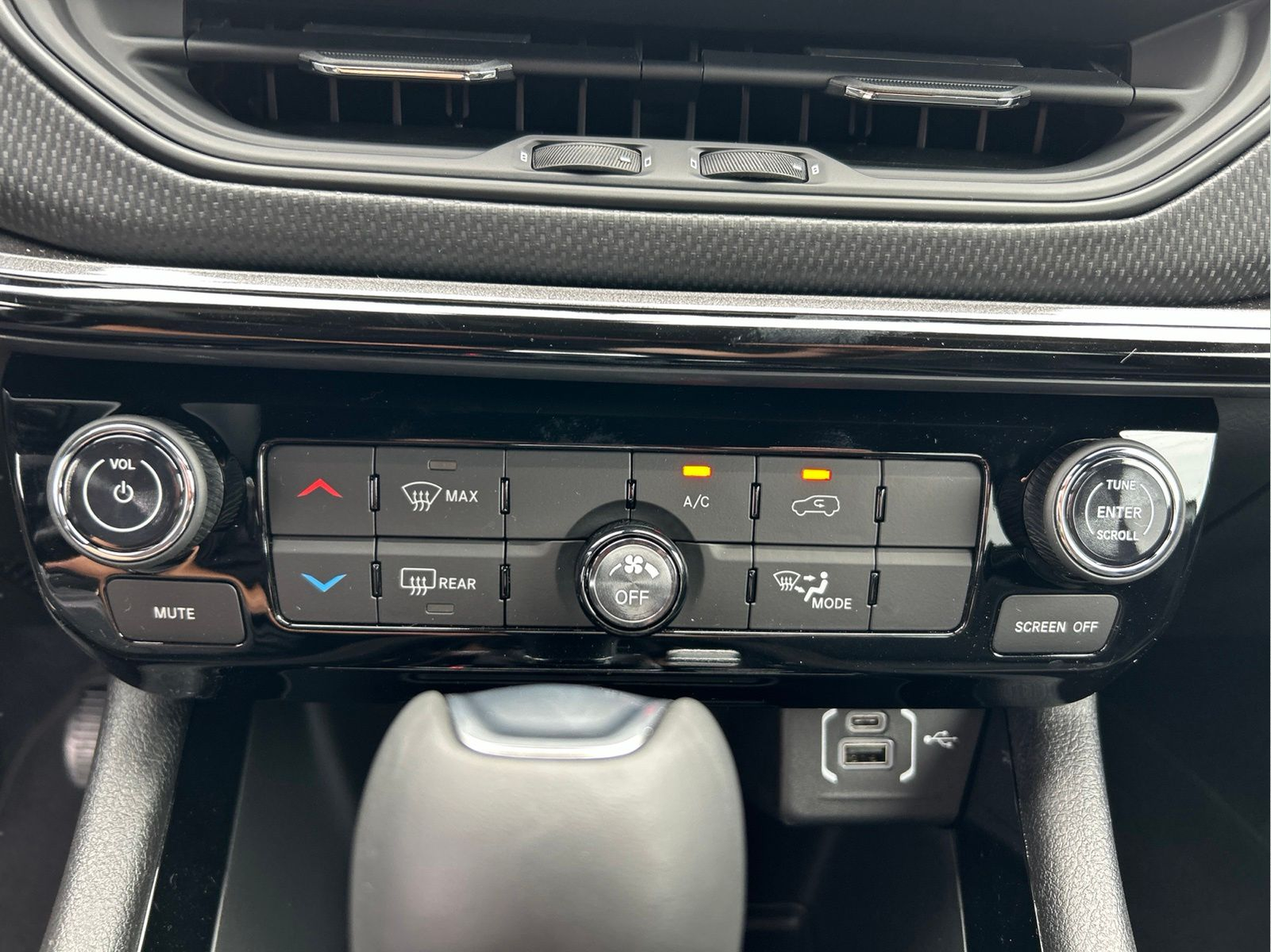 New 2026 Bright White Clearcoat Jeep Latitude image 27