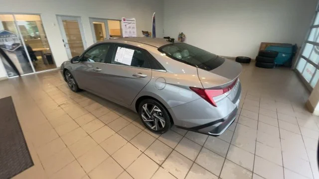 2024 Hyundai Elantra Limited - Photo 8