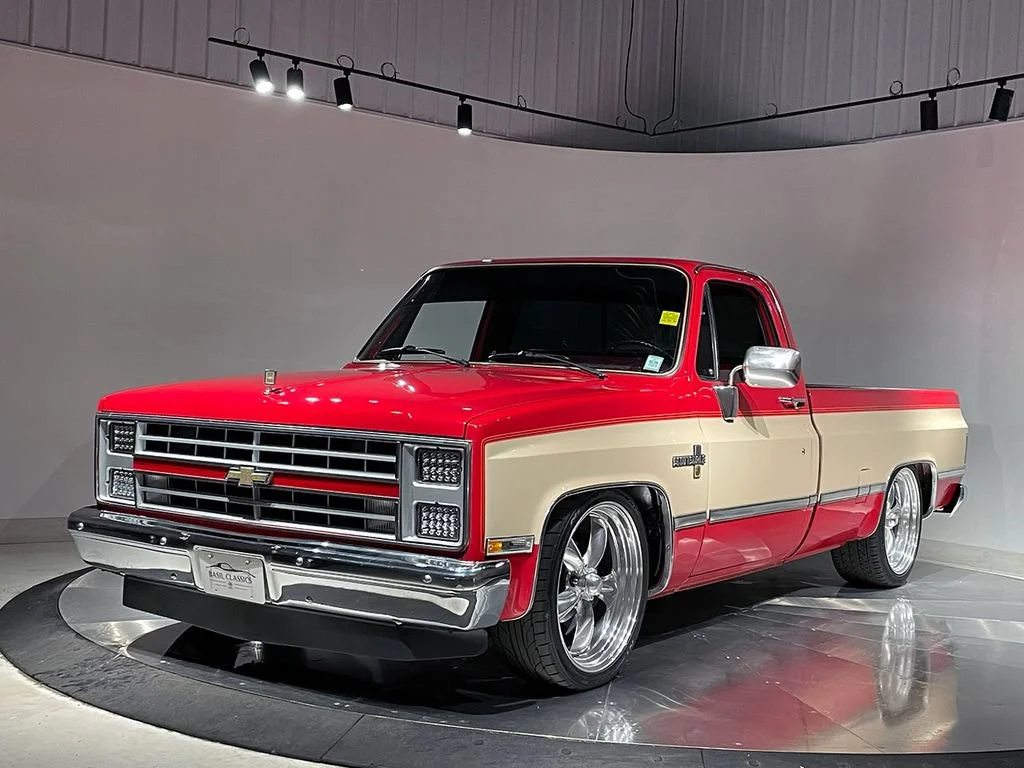 Used 1985  Chevrolet NA image 2