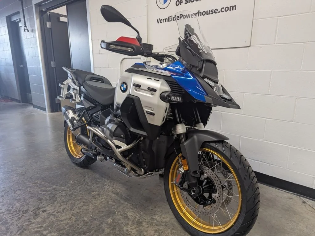 New 2026 RACING BLUE METALLIC BMW  image 2