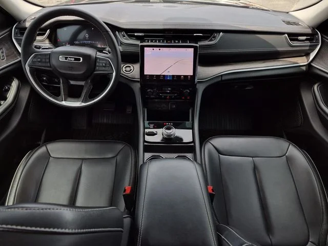 Used 2024 Diamond Black Crystal Pearlcoat Jeep Limited image 18