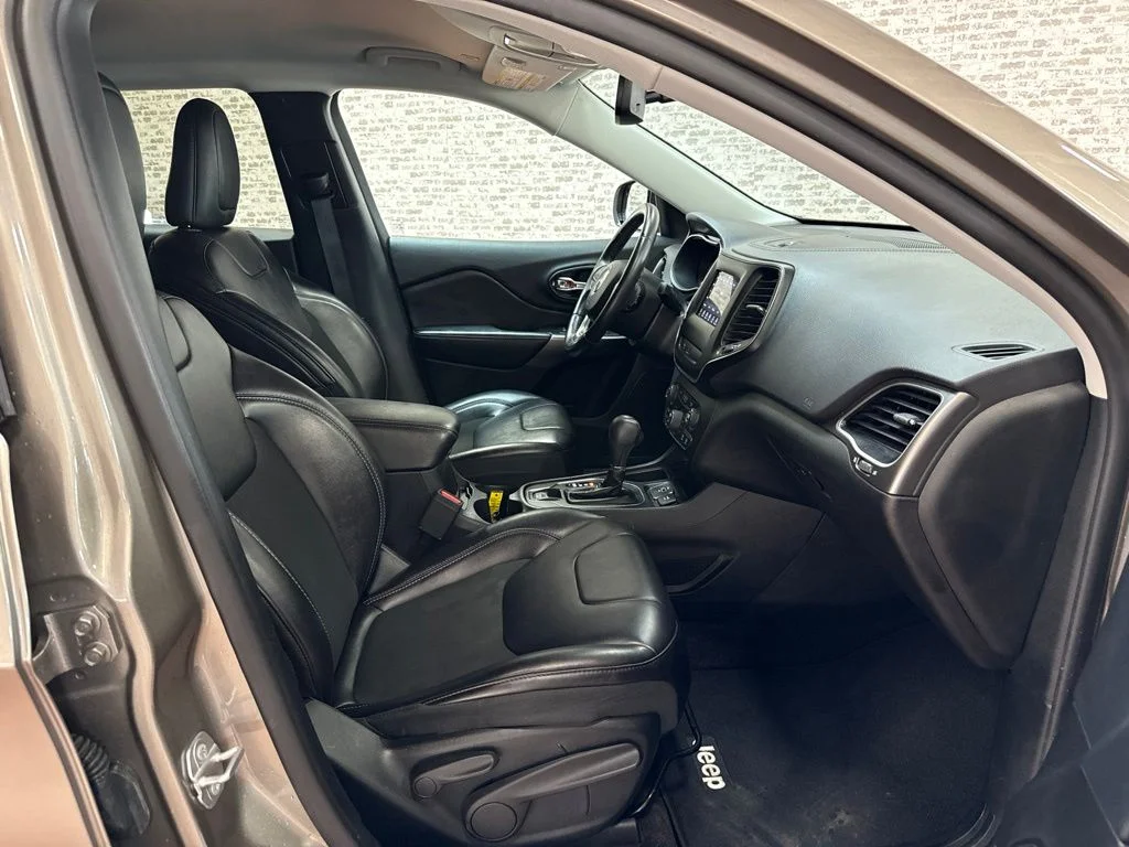 Used 2019 Light Brownstone Pearlcoat Jeep Latitude Plus image 11