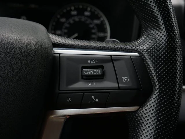 Used 2023 White Diamond Mitsubishi ES image 18