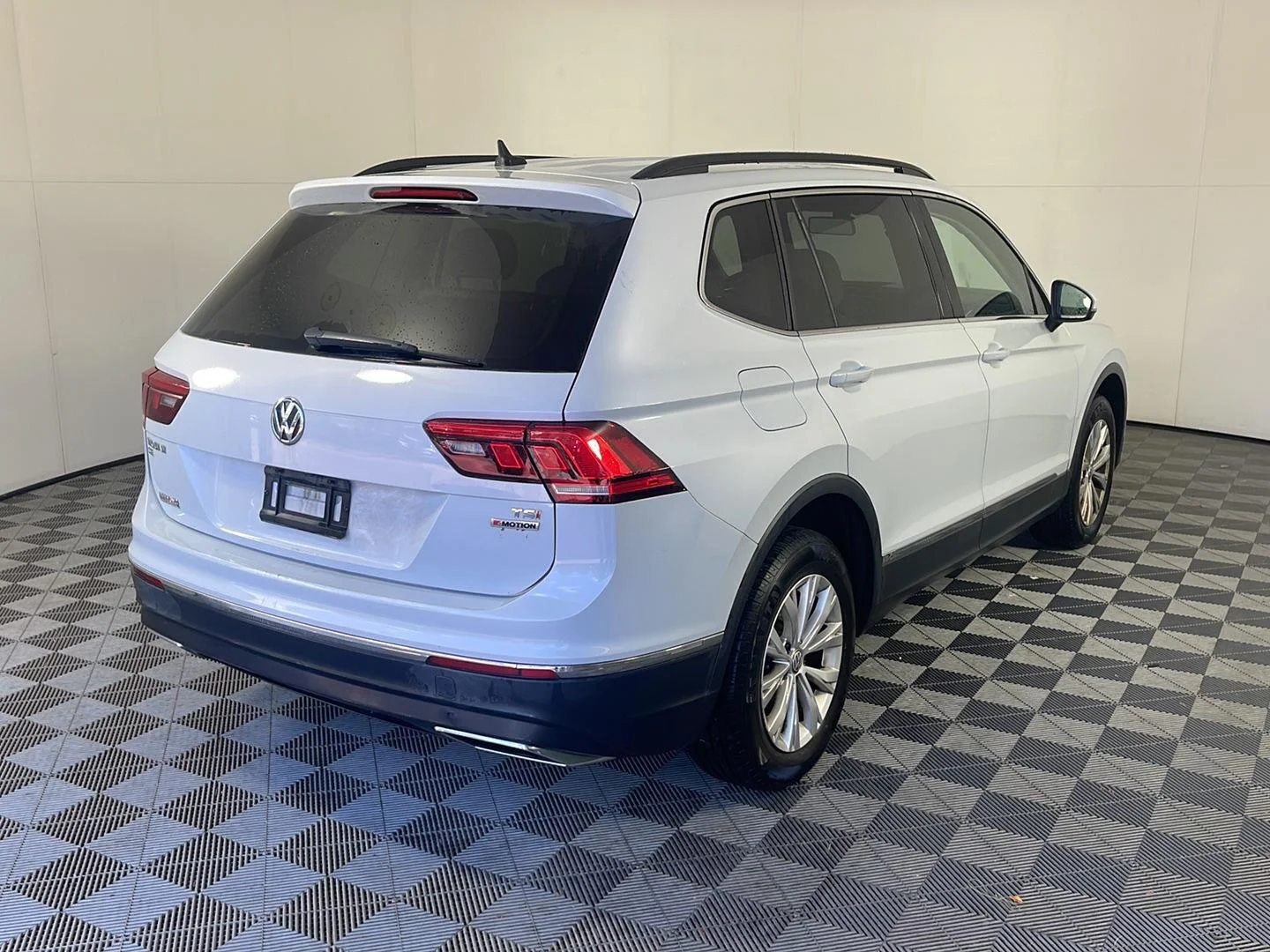 Used 2018 White Silver Metallic Volkswagen SE image 7