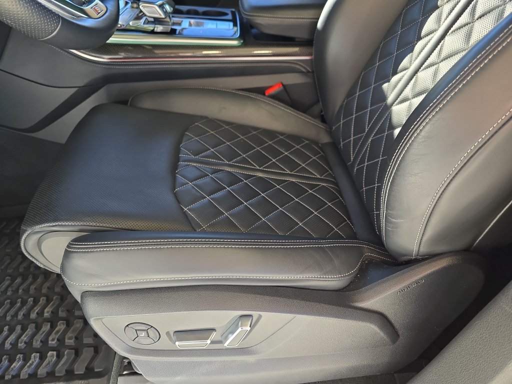 Used 2023  Audi 4.0T Prestige image 32