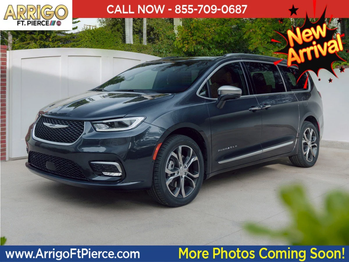2022 Chrysler Pacifica Touring L's photo