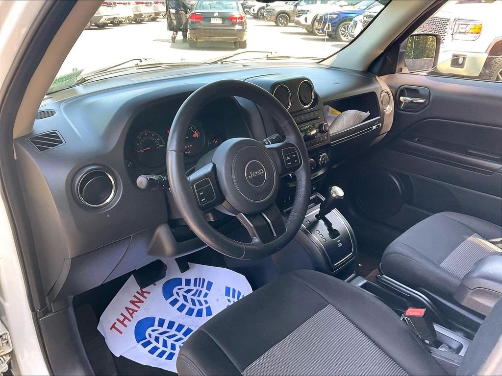 Used 2014 White Jeep Latitude image 8