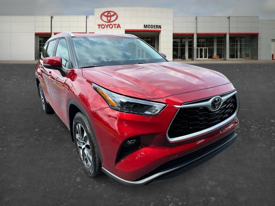 Used 2026 Ruby Flare Pearl Toyota XLE image 3