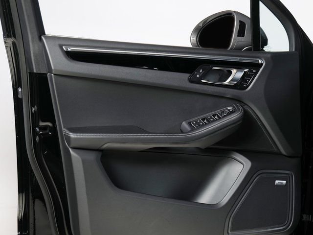 2025 Porsche Macan T - Photo 24