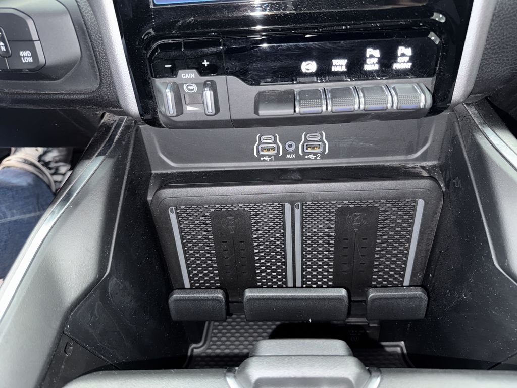 New 2025 Diamond Black Crystal Pearl-Coat Exterior Paint RAM Laramie image 34