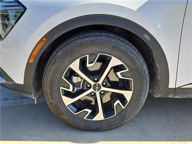 Used 2025 Glacial White Pearl KIA EX Front-Wheel Drive image 4